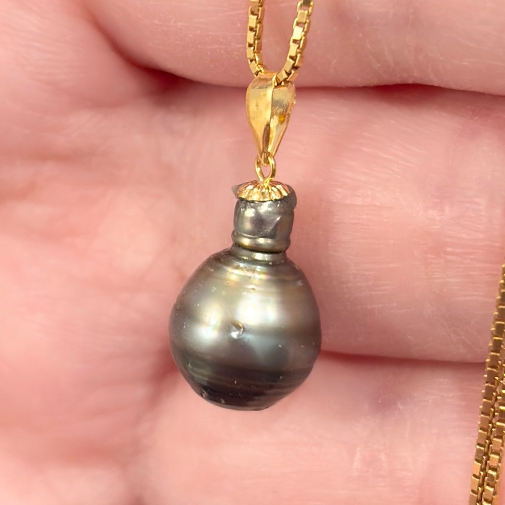 Vintage Tahitian Pearl Pendant: 18K Yellow Gold Solitaire, Elegant Dainty